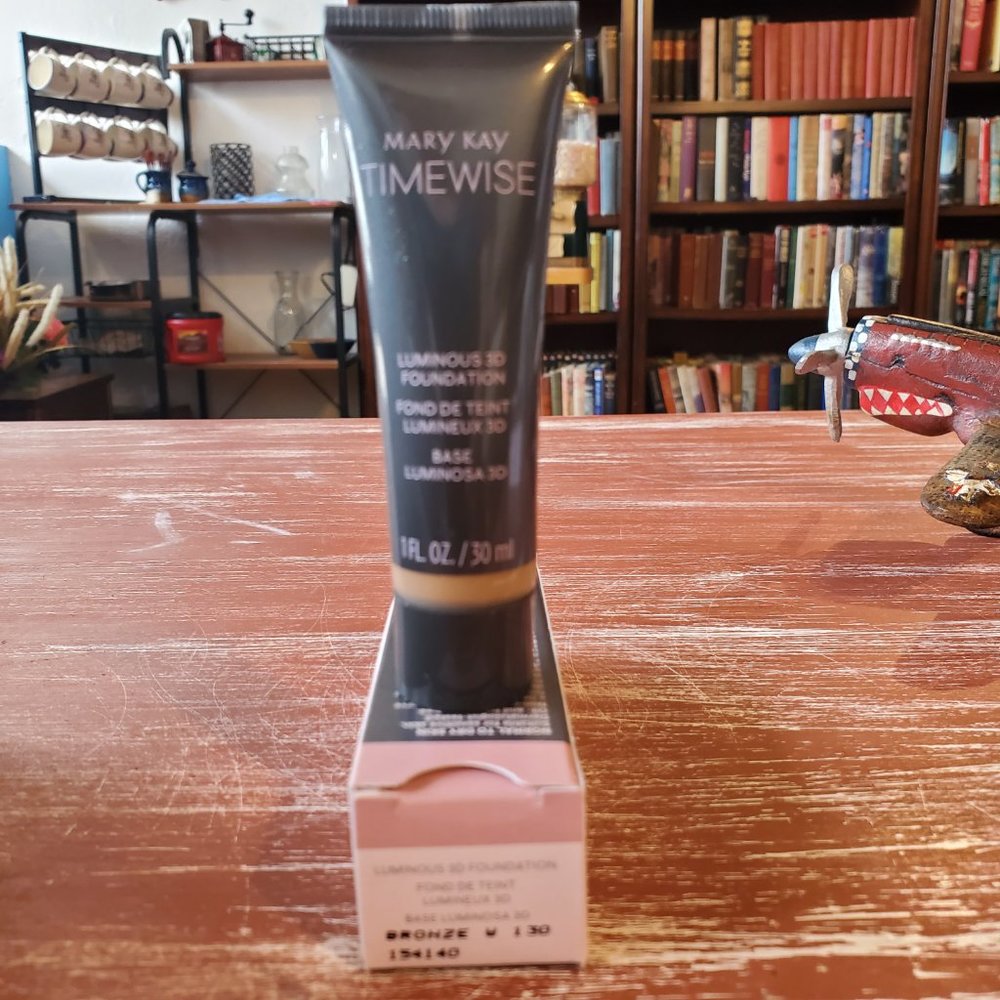 Bronze W 130 (Warm) Luminous 3D Foundation Normal to Dry - Mary Kay